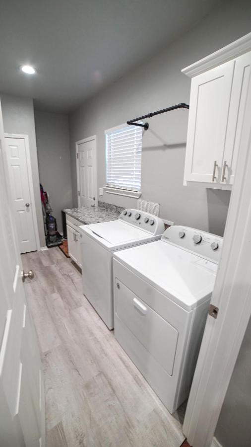 Rock & Roll House, Fiber Internet, Roku Tv, Washer & Dryer, By Dt Chickasha & Leg Lamp! Экстерьер фото