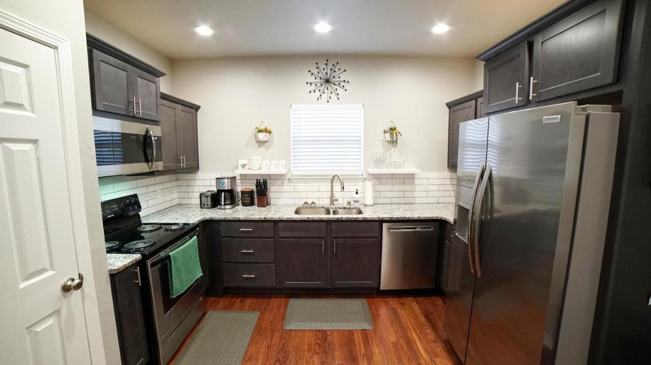 Rock & Roll House, Fiber Internet, Roku Tv, Washer & Dryer, By Dt Chickasha & Leg Lamp! Экстерьер фото