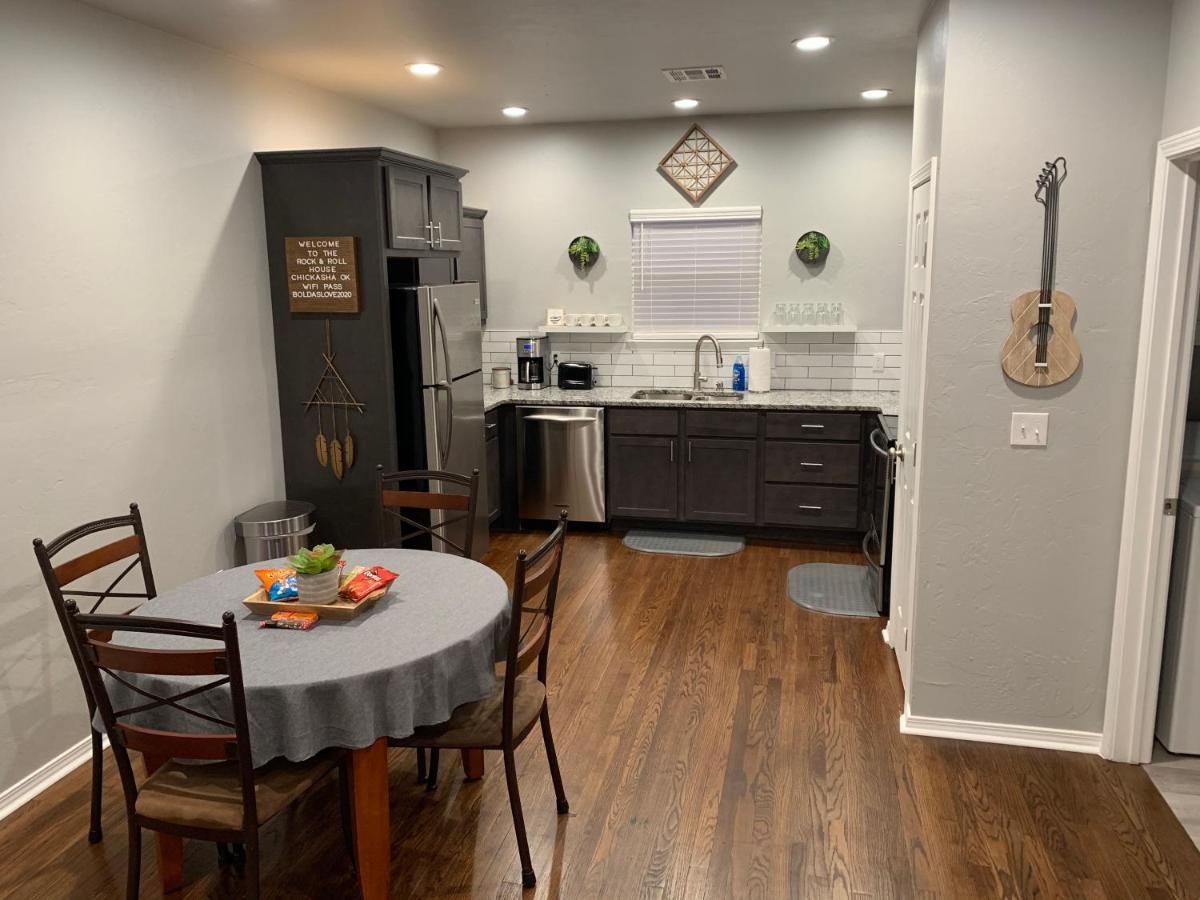 Rock & Roll House, Fiber Internet, Roku Tv, Washer & Dryer, By Dt Chickasha & Leg Lamp! Экстерьер фото
